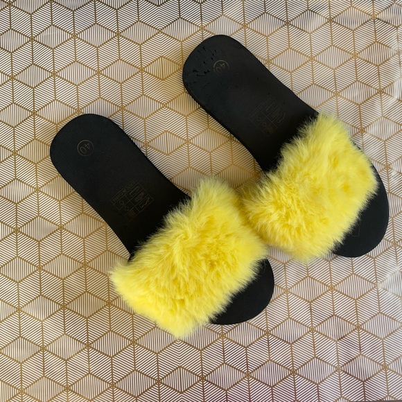 Yellow furry slides - Picture 2 of 6